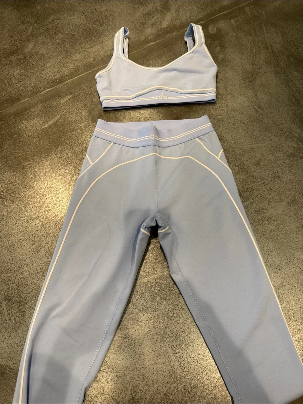 ALO Yoga Light Blue Sports Bra and Leggings Set with White Piping - Picture 1 of 1